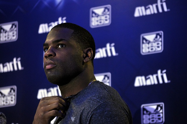 足球世界杯倒计时100天，全球球迷热情高涨